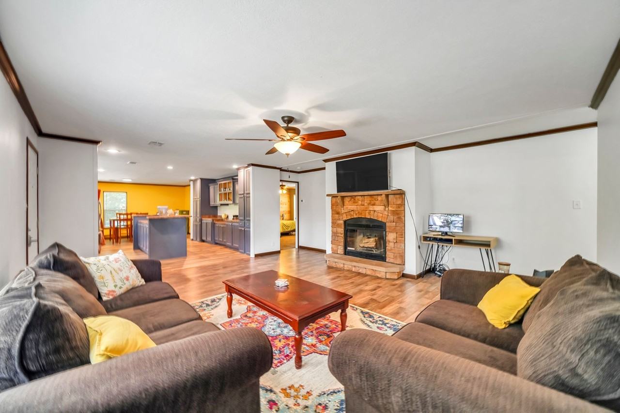 483 Howard St - Photo 4 of 19