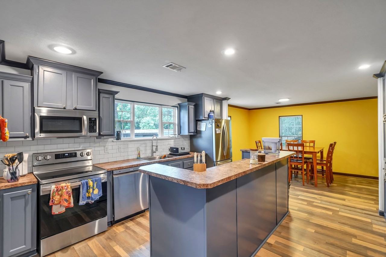 483 Howard St - Photo 5 of 19