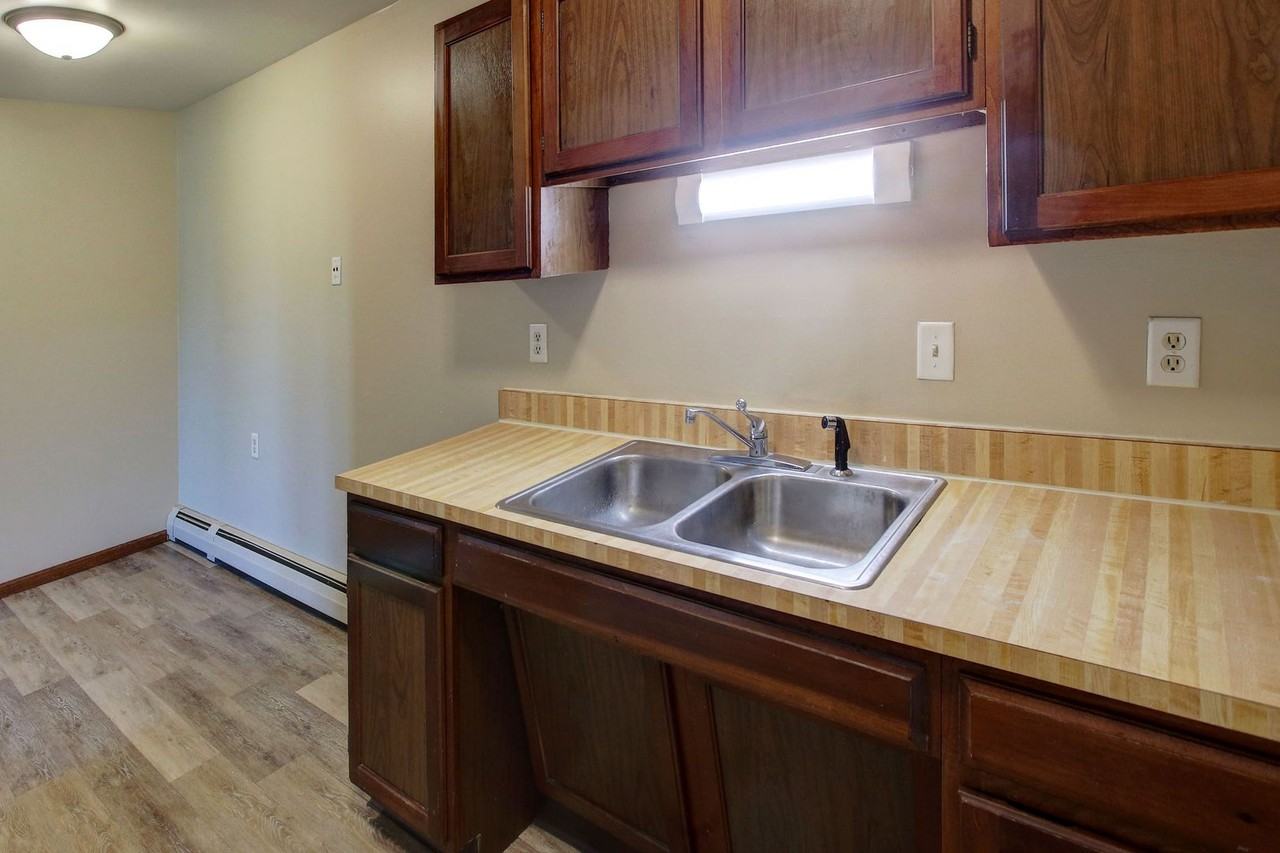 319 Oxford Ct - Photo 5 of 16