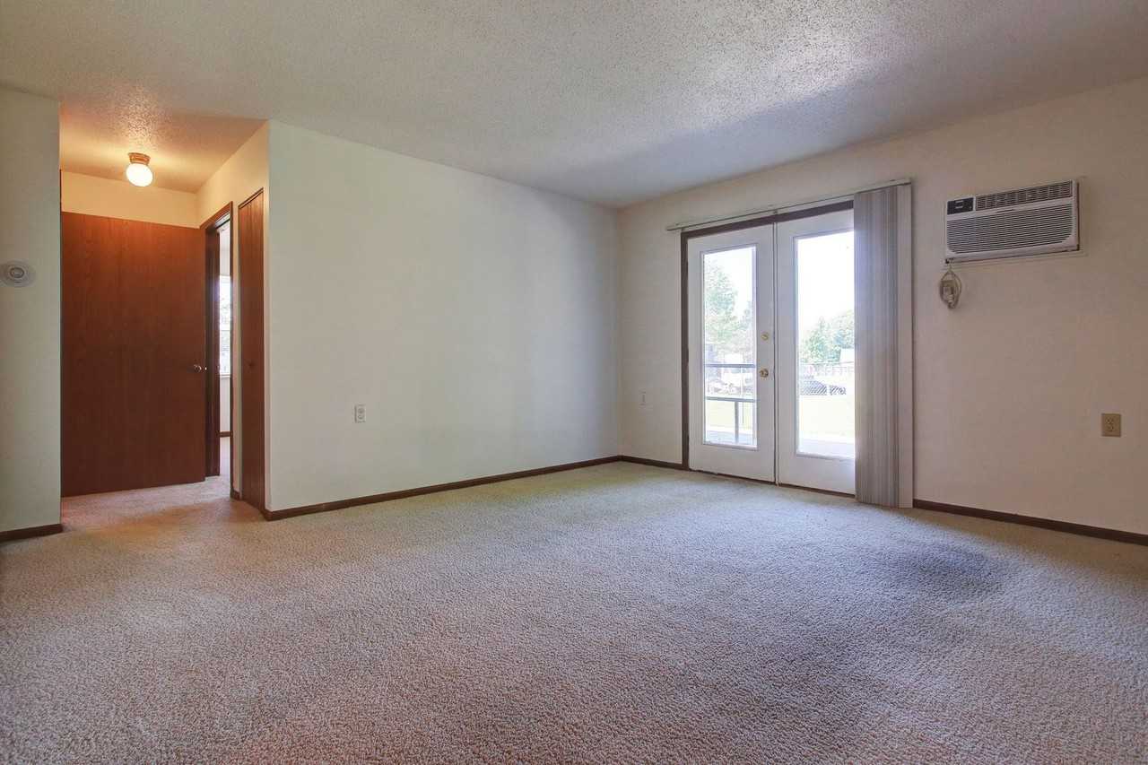 319 Oxford Ct - Photo 6 of 16