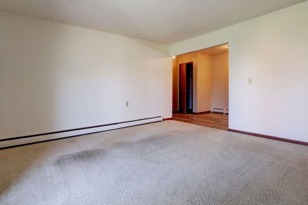 319 Oxford Ct - Photo 7 of 16
