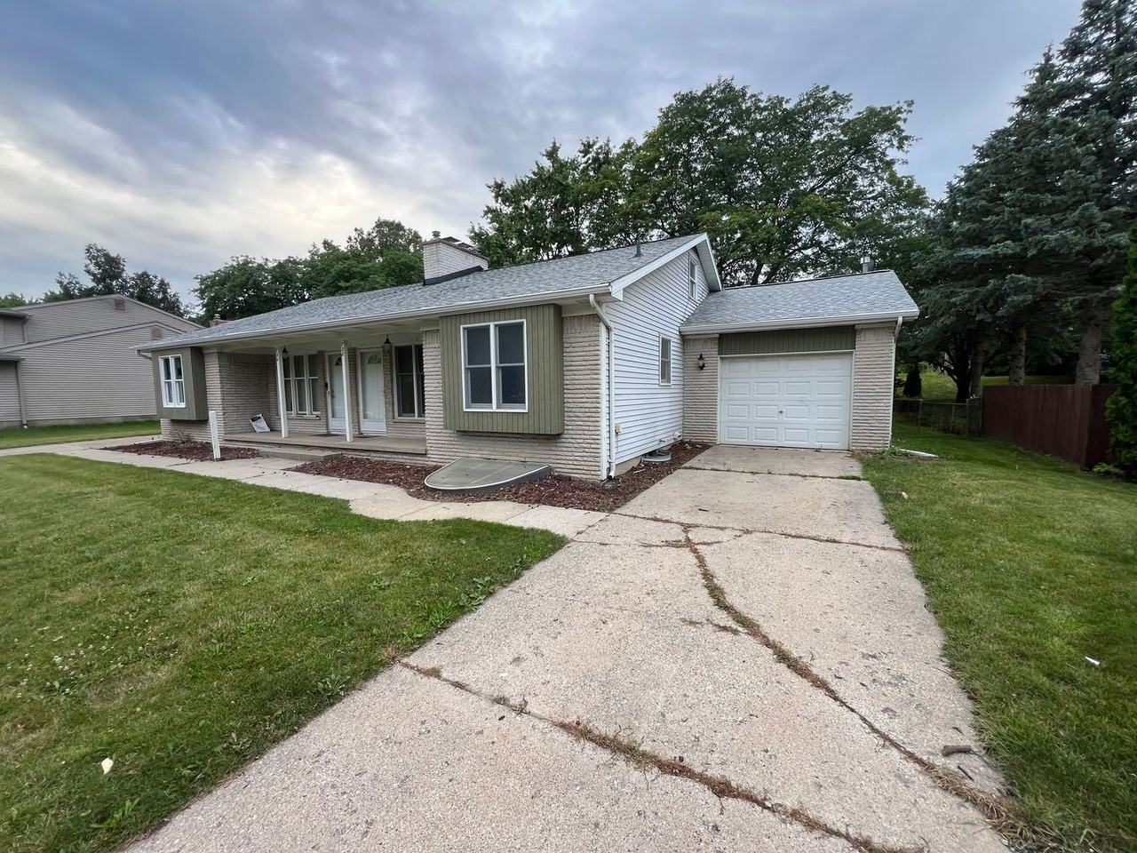 728 Meadowview Ln - Photo 2 of 28