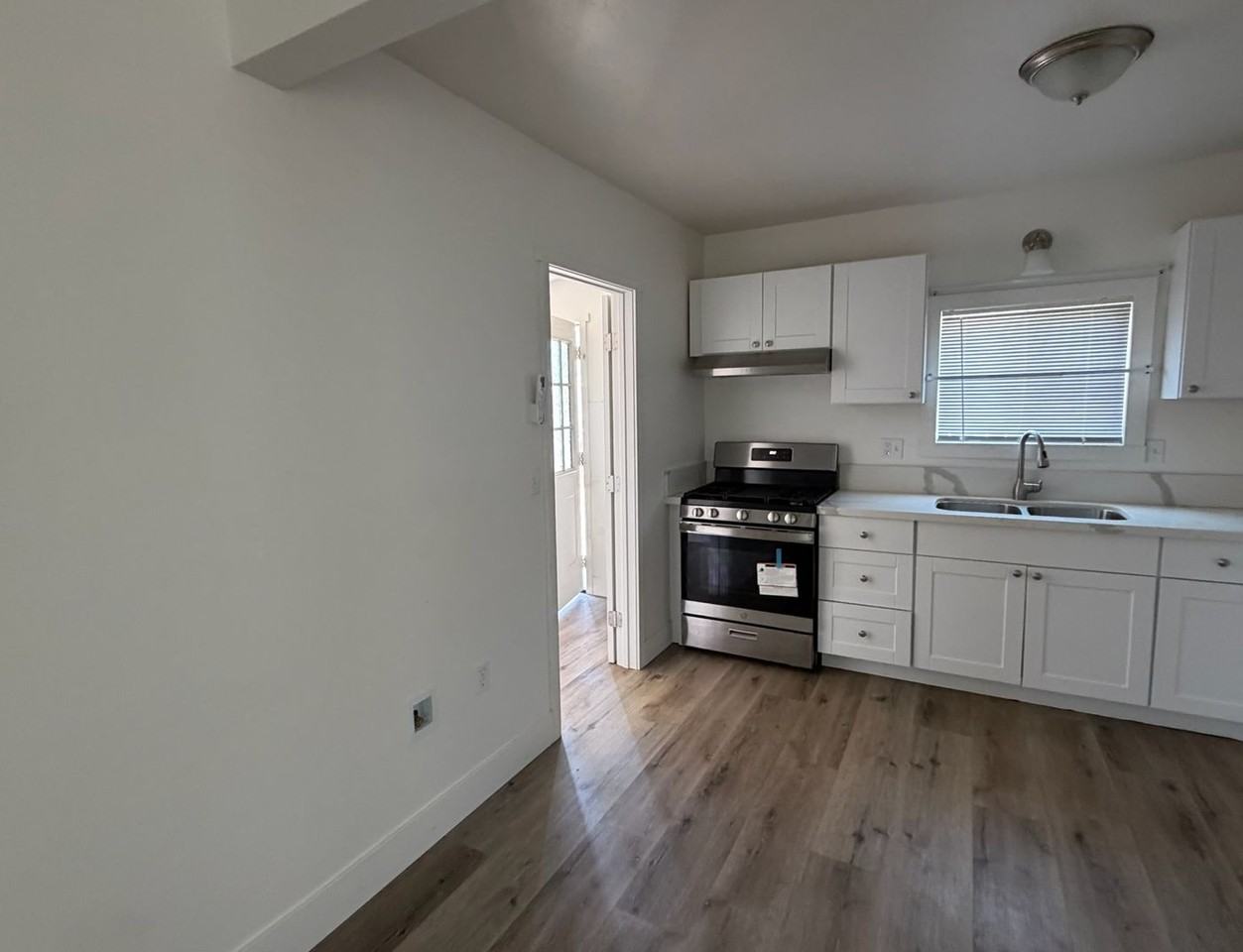 824 S Irwin St - Photo 2 of 12