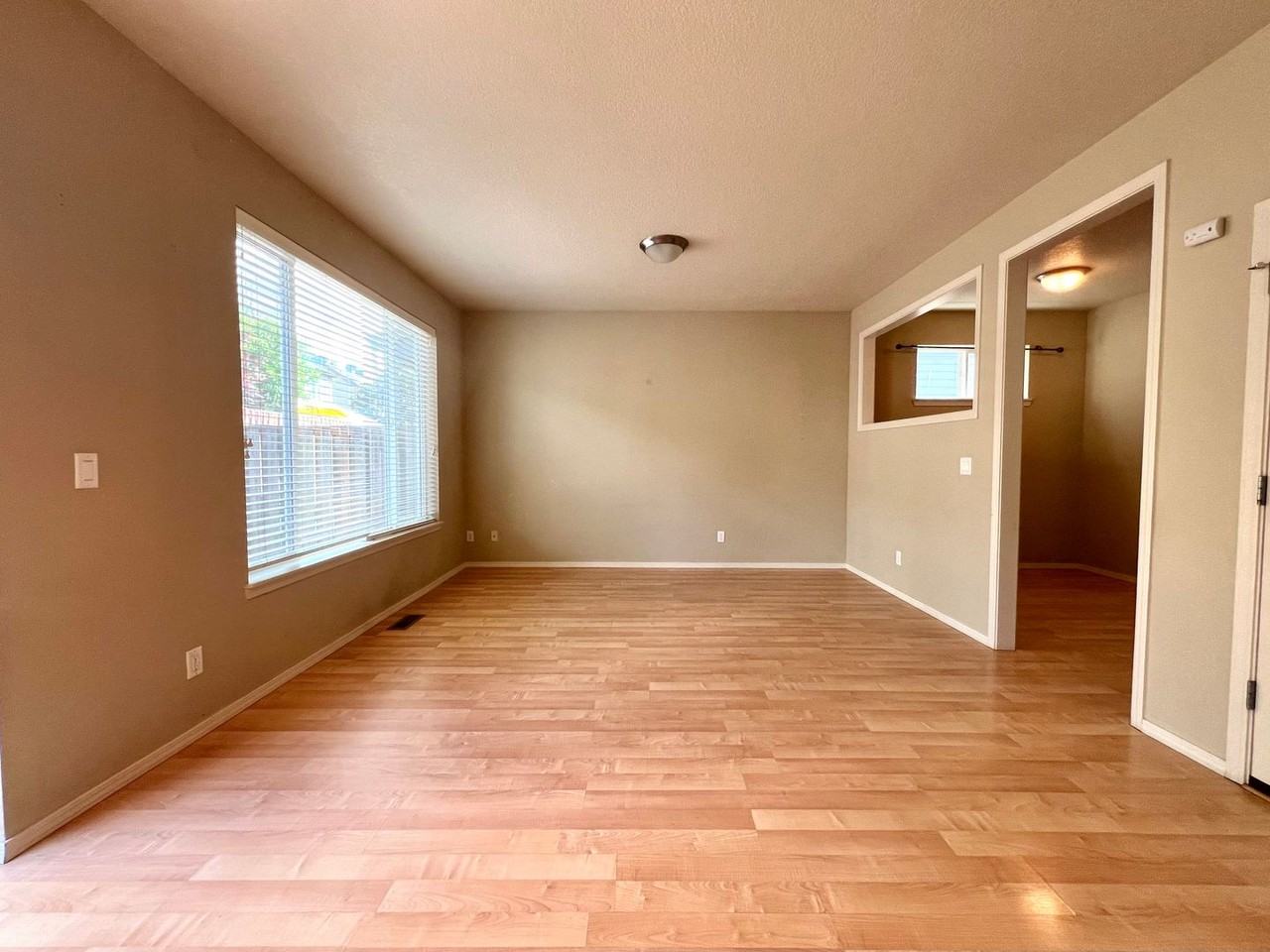1048 Se Tamora Ave - Photo 3 of 21
