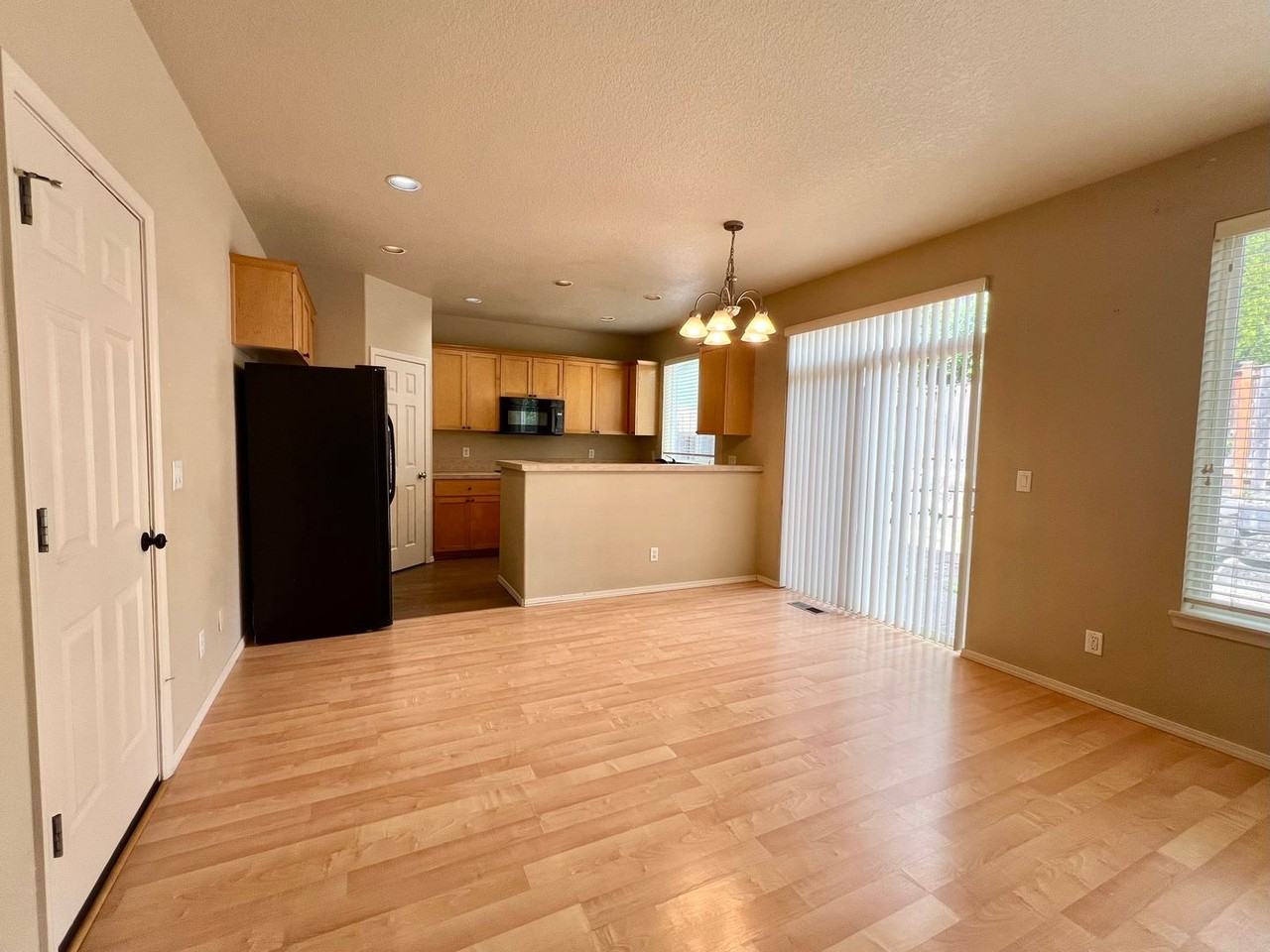 1048 Se Tamora Ave - Photo 4 of 21