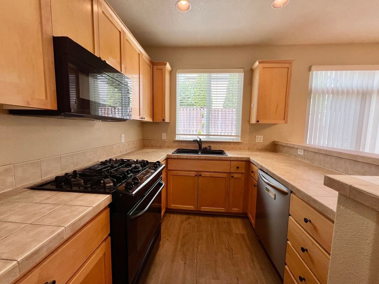 1048 Se Tamora Ave - Photo 5 of 21