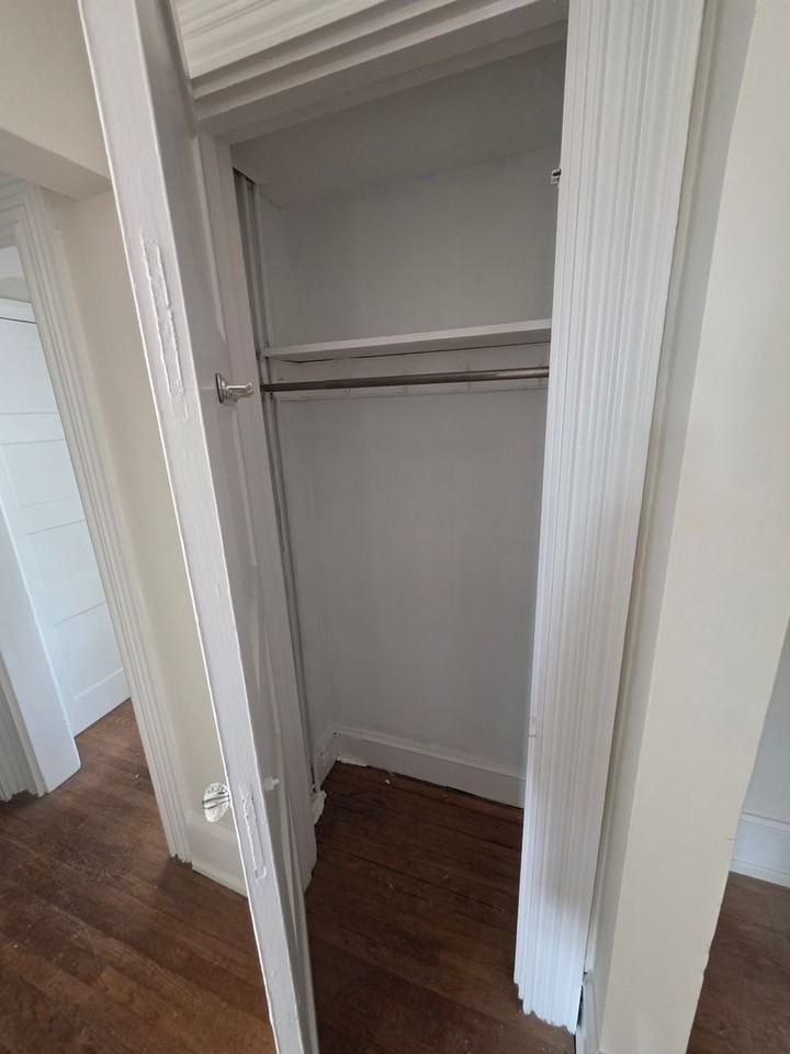 1858 Guernsey Ave - Photo 4 of 42
