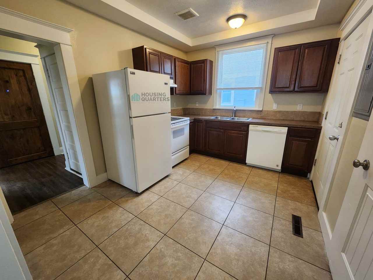 1420 N Cedar St - Photo 7 of 18
