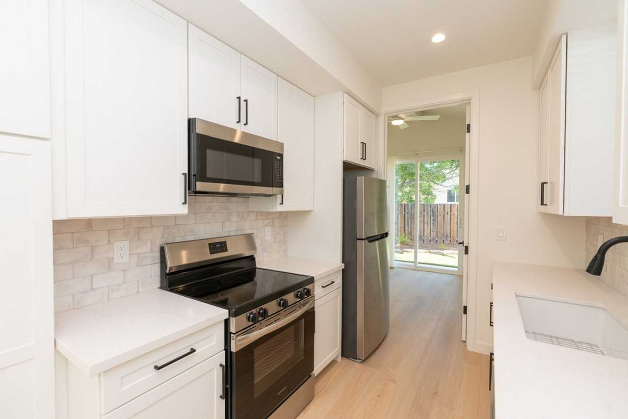 713 Oak Burl Ln - Photo 2 of 17