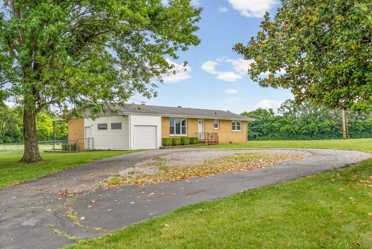 3561 Pickering Rd - Photo 2 of 34