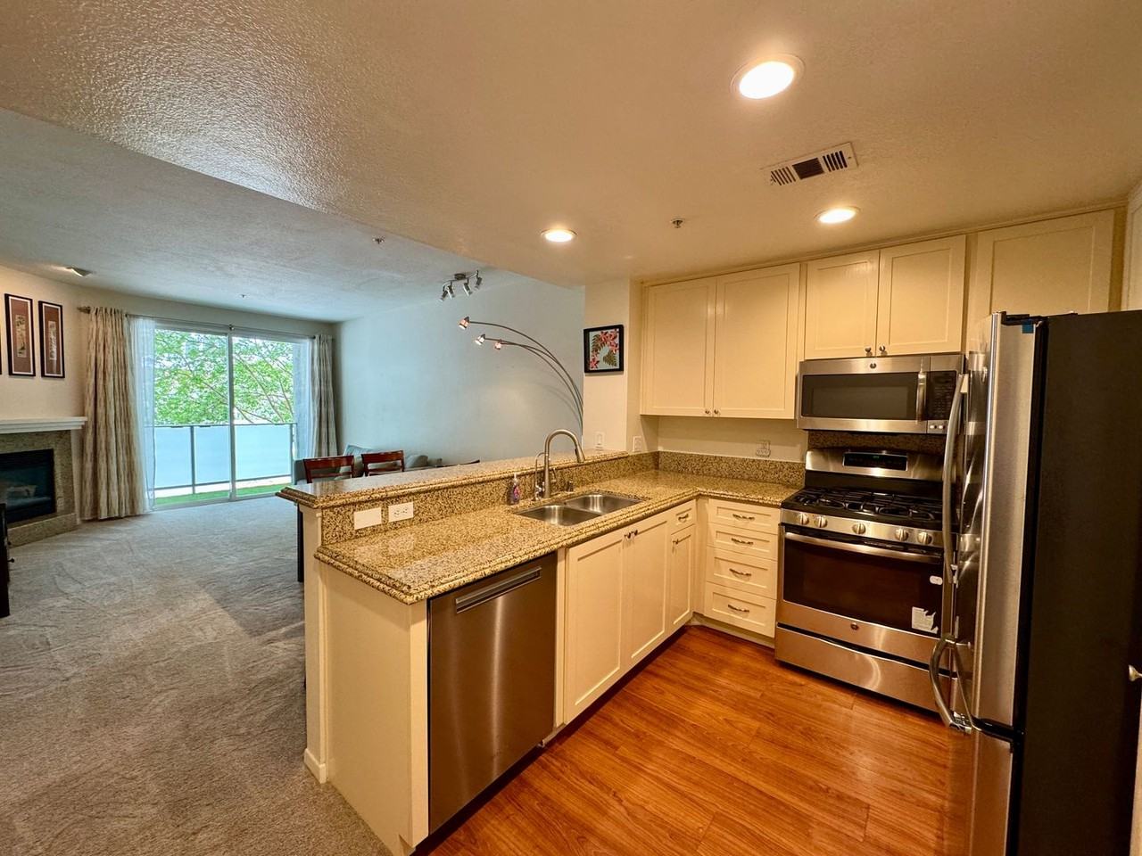 160 S Hudson Ave - Photo 4 of 18