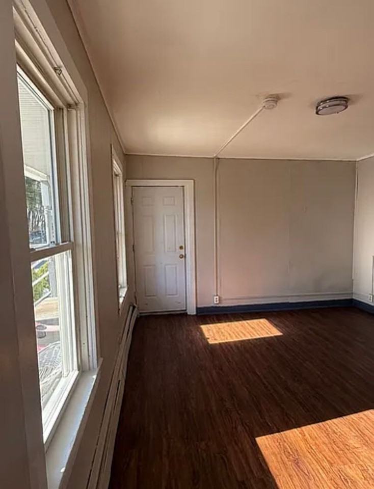 49 Brook St - Photo 3 of 6