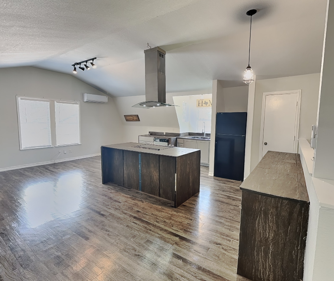 2913 Hunter St - Photo 2 of 15
