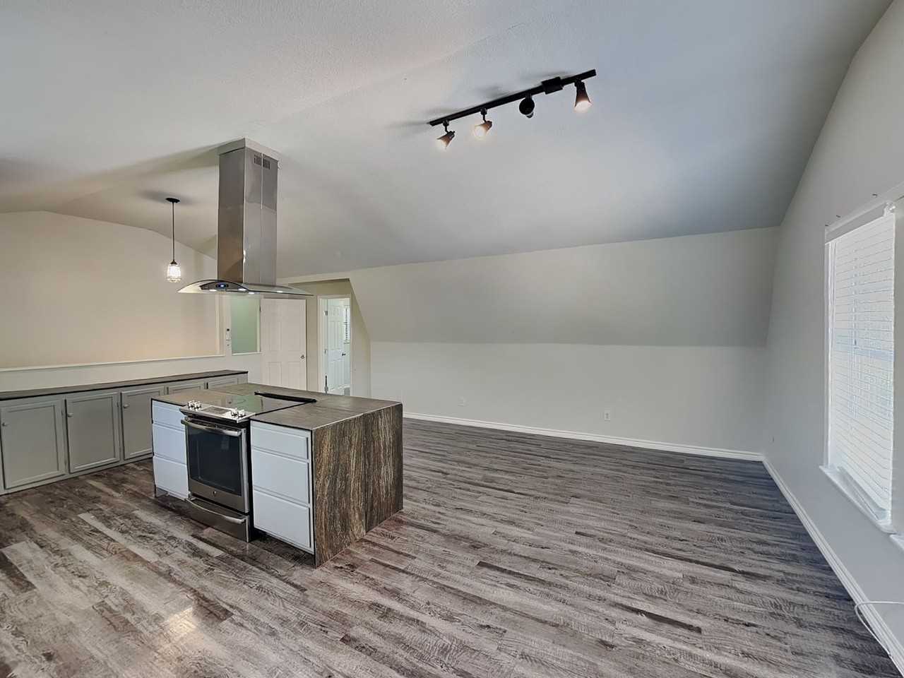 2913 Hunter St - Photo 3 of 15