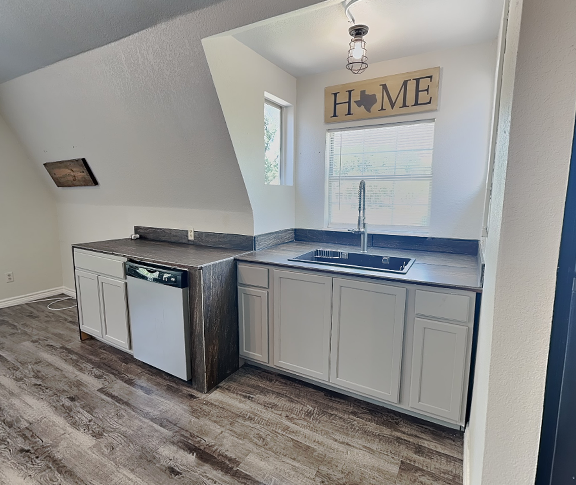 2913 Hunter St - Photo 4 of 15