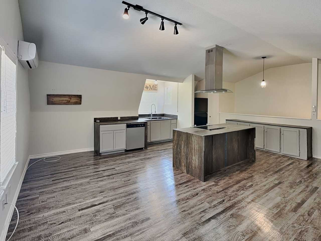 2913 Hunter St - Photo 5 of 15
