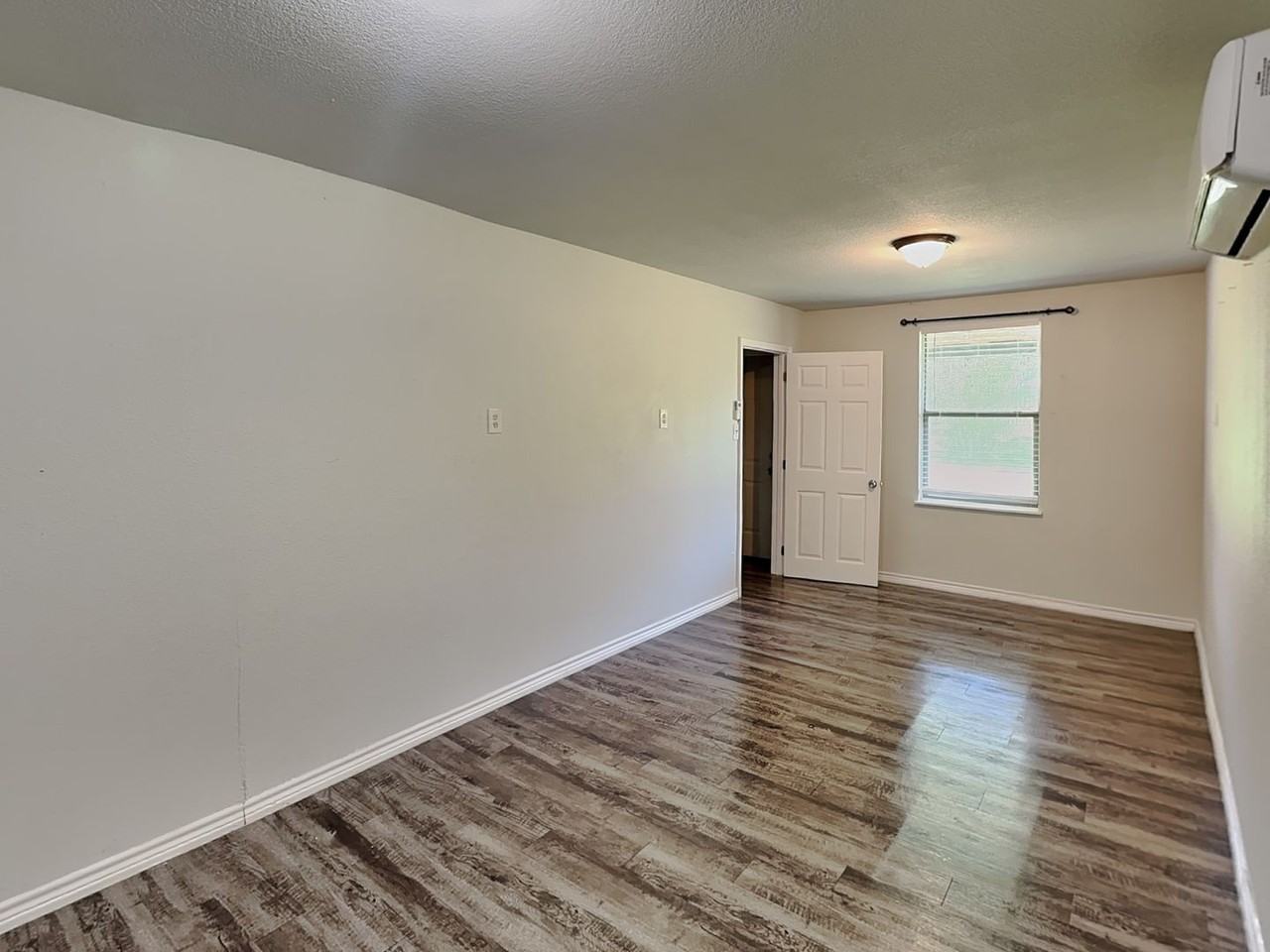 2913 Hunter St - Photo 6 of 15