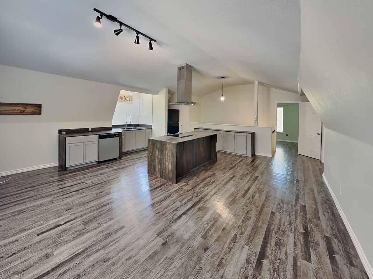 2913 Hunter St - Photo 7 of 15