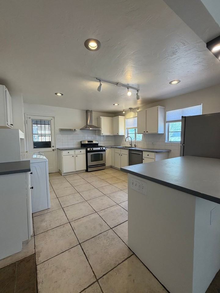 3411 E Pima St - Photo 6 of 20