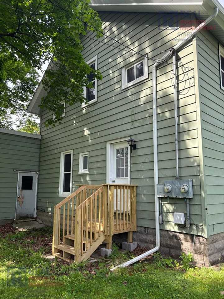 112 N Clinton St #B - Photo 2 of 16