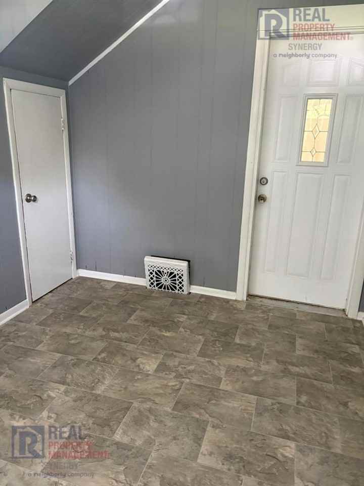 112 N Clinton St #B - Photo 3 of 16