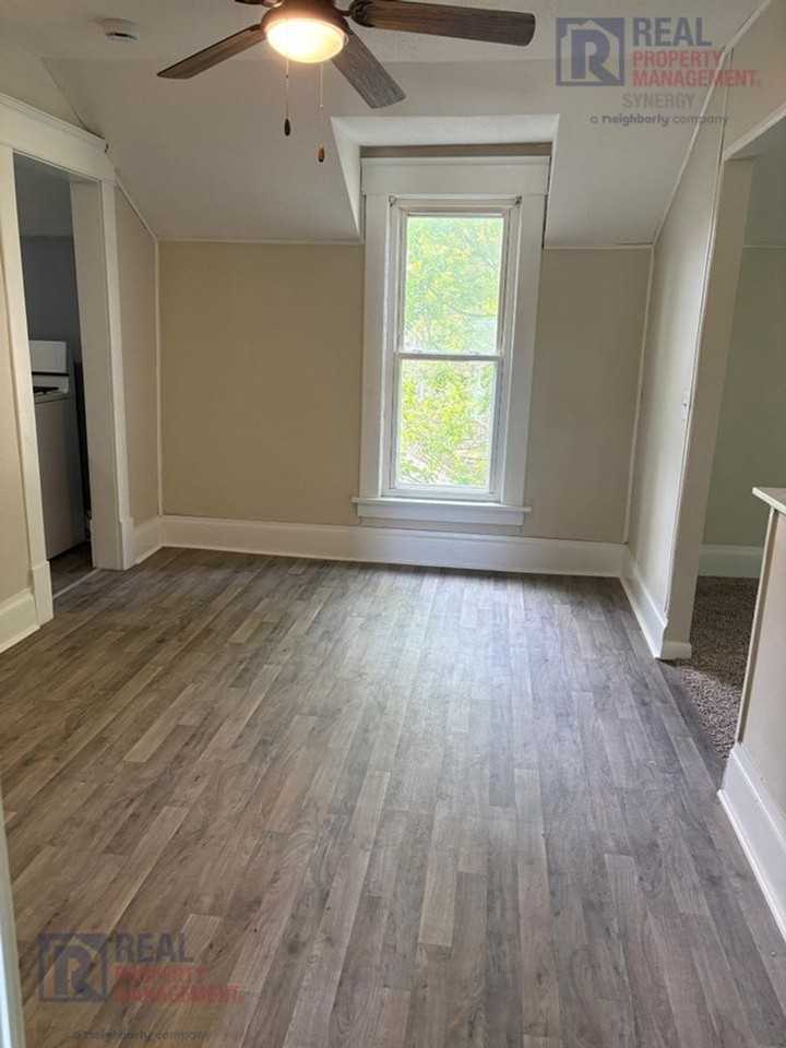 112 N Clinton St #B - Photo 4 of 16