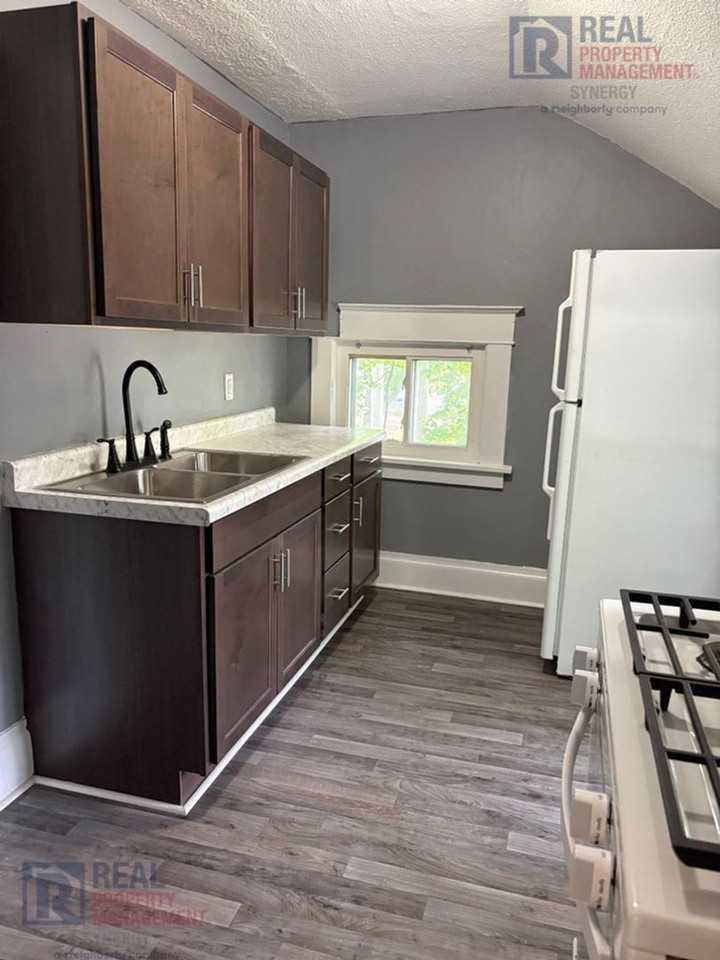 112 N Clinton St #B - Photo 5 of 16