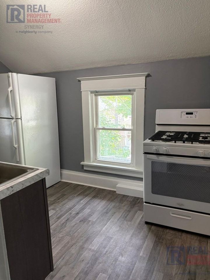 112 N Clinton St #B - Photo 6 of 16