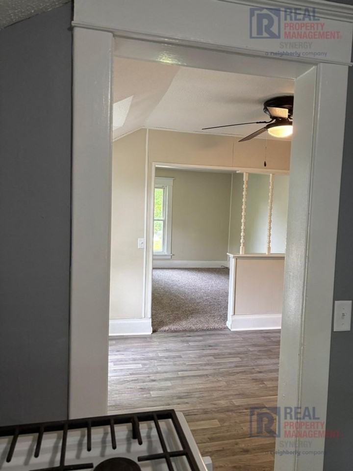 112 N Clinton St #B - Photo 7 of 16