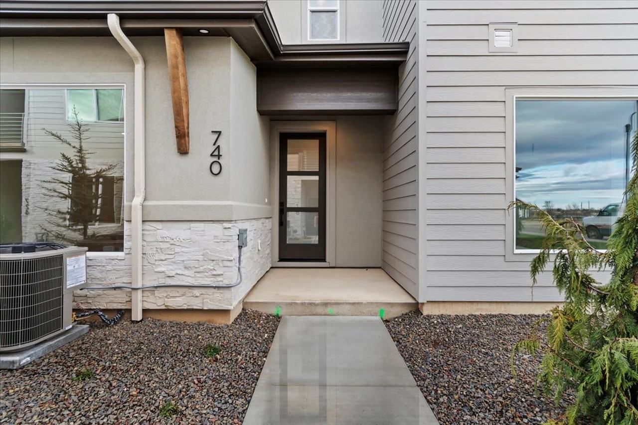 740 S Calhoun Ln - Photo 2 of 43