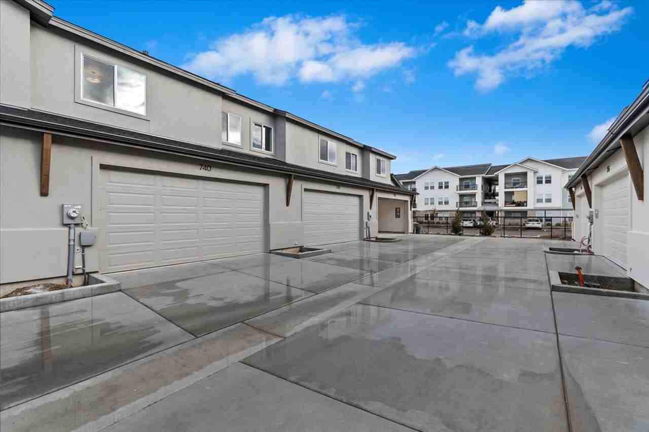 740 S Calhoun Ln - Photo 4 of 43