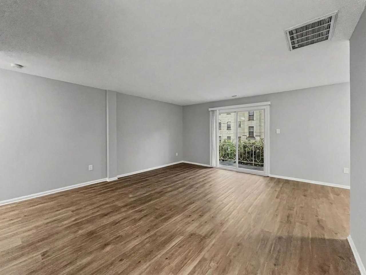 200 E. Maple Avenue - Photo 5 of 24