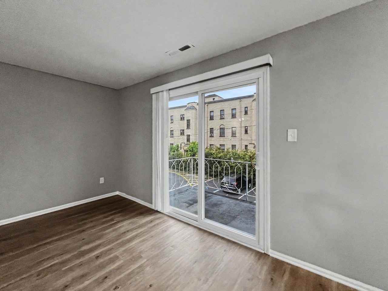 200 E. Maple Avenue - Photo 7 of 24