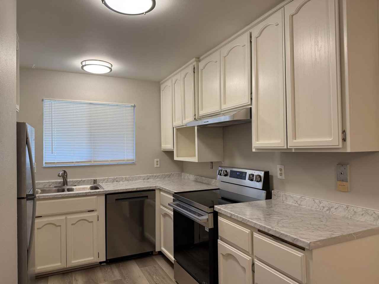 3095 Rosemont Dr - Photo 2 of 10