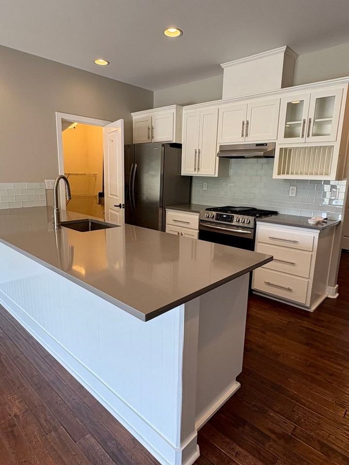 283 Tyler Ave - Photo 2 of 19