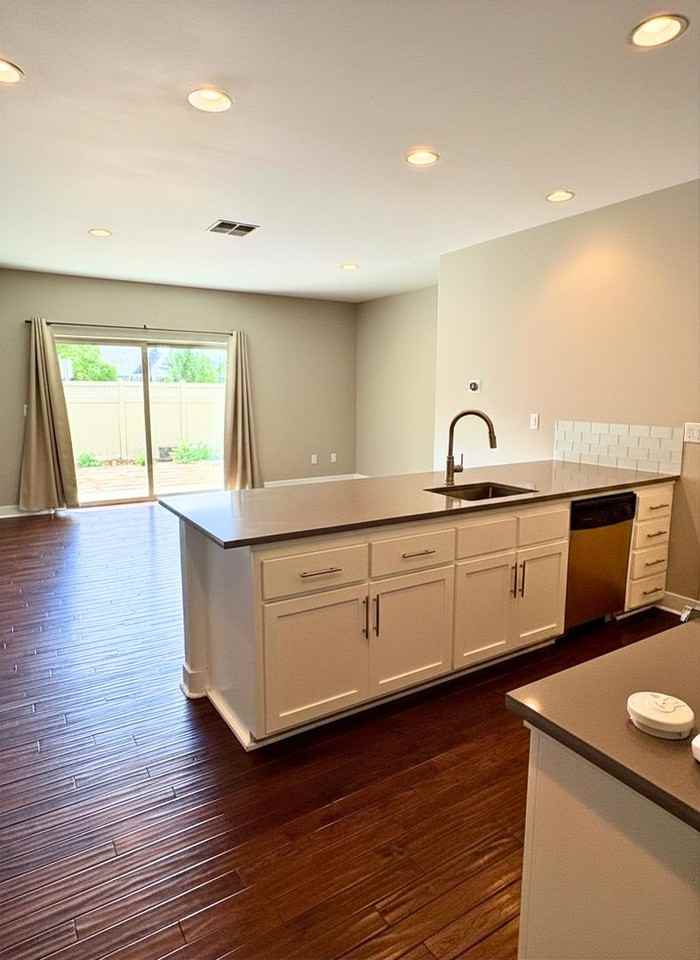 283 Tyler Ave - Photo 5 of 19