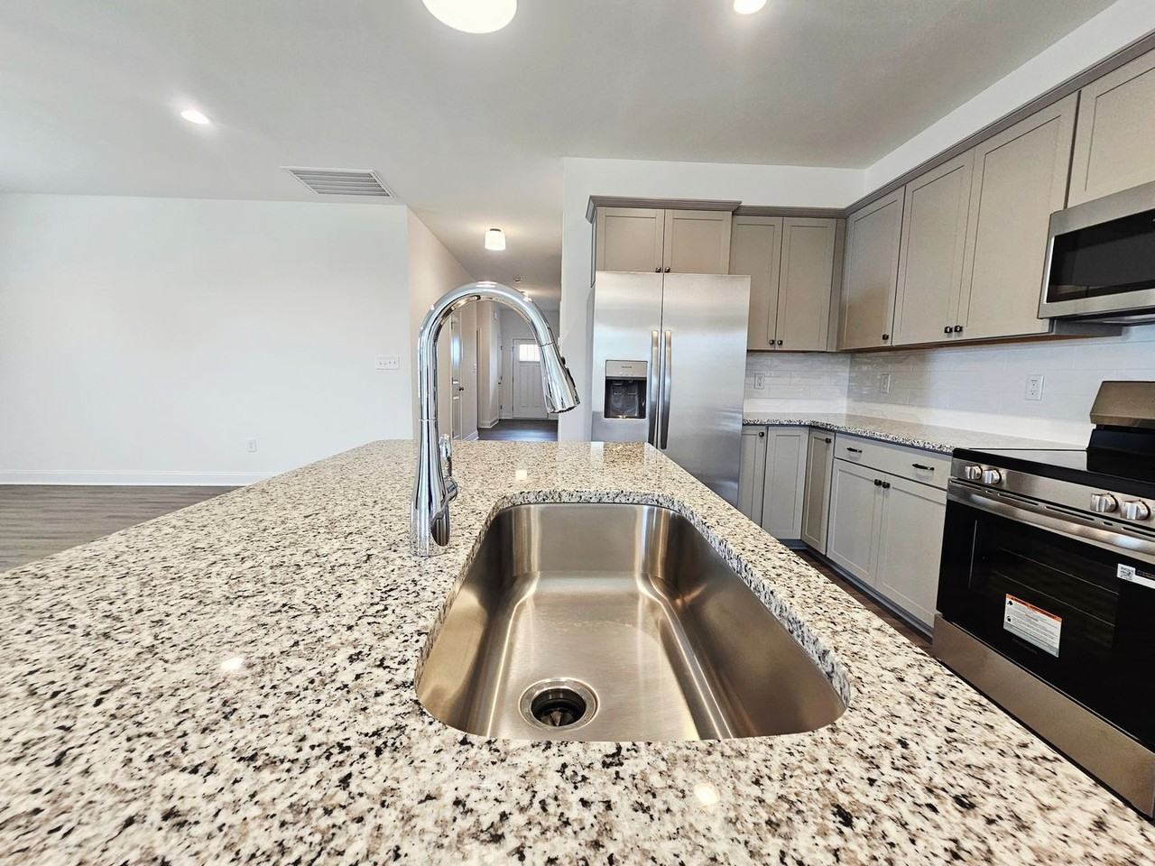 283 Crowville St - Photo 4 of 36