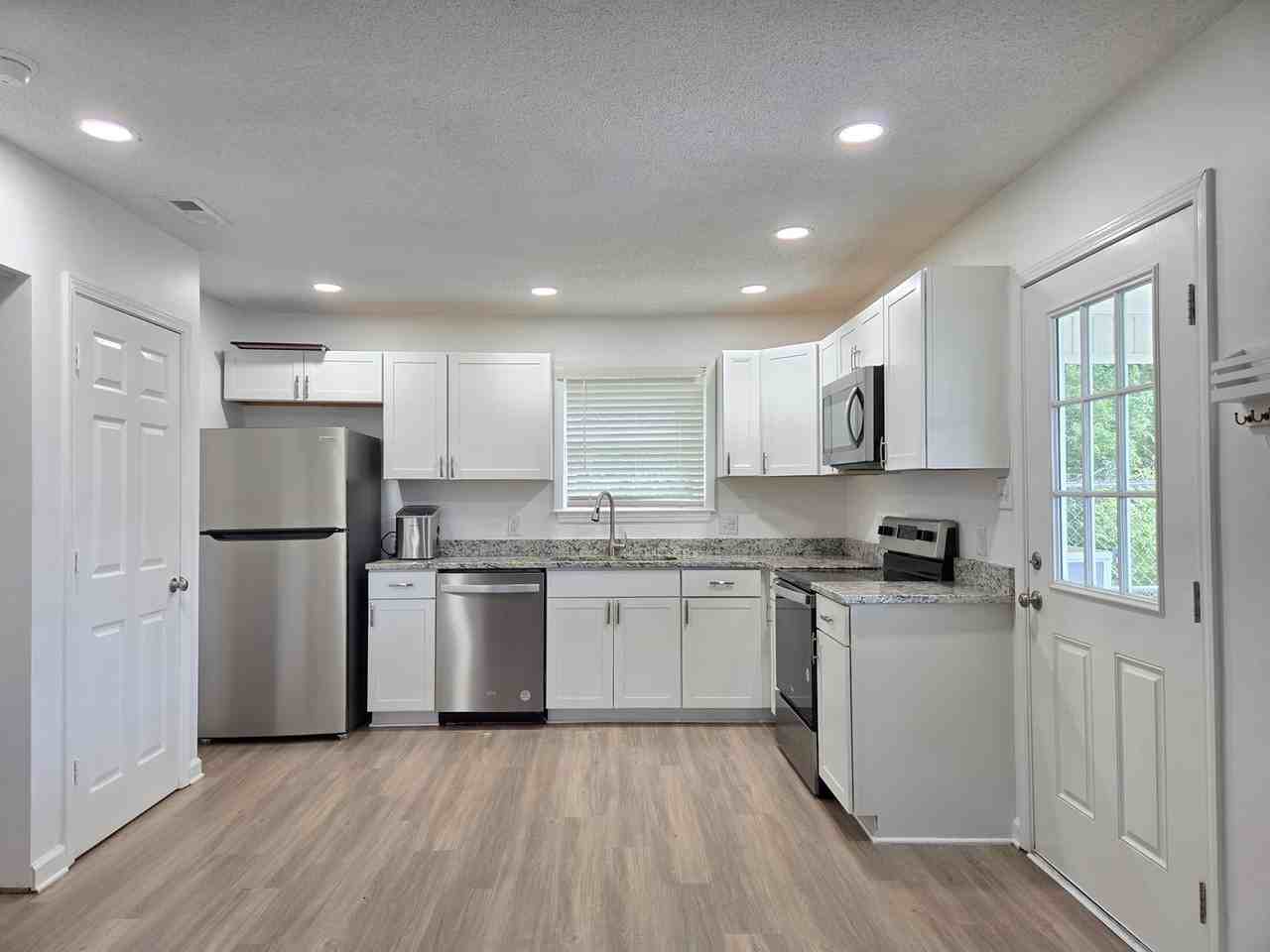 217 Foxwood Dr - Photo 4 of 13