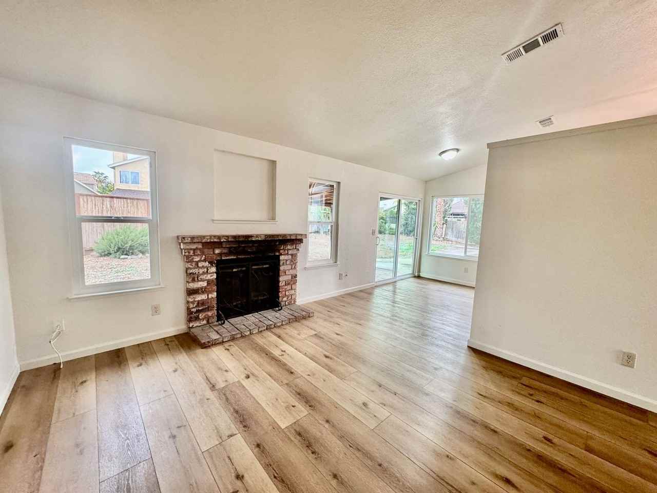 827 Mesa Ct - Photo 3 of 11