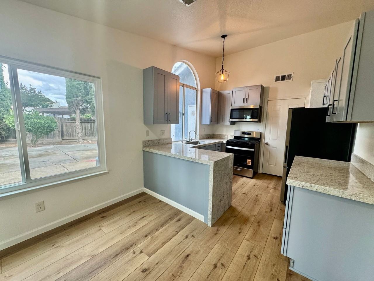 827 Mesa Ct - Photo 4 of 11