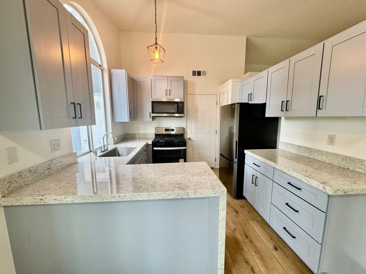 827 Mesa Ct - Photo 5 of 11