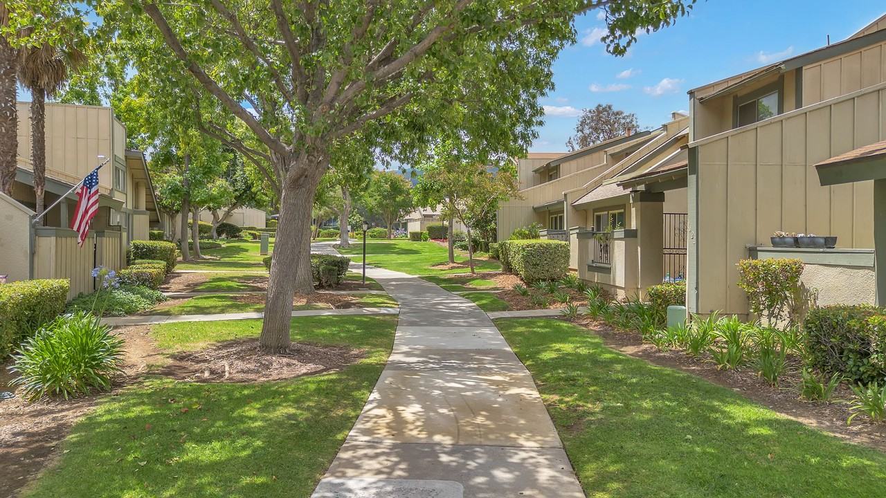 1428 Camelot Dr - Photo 2 of 30