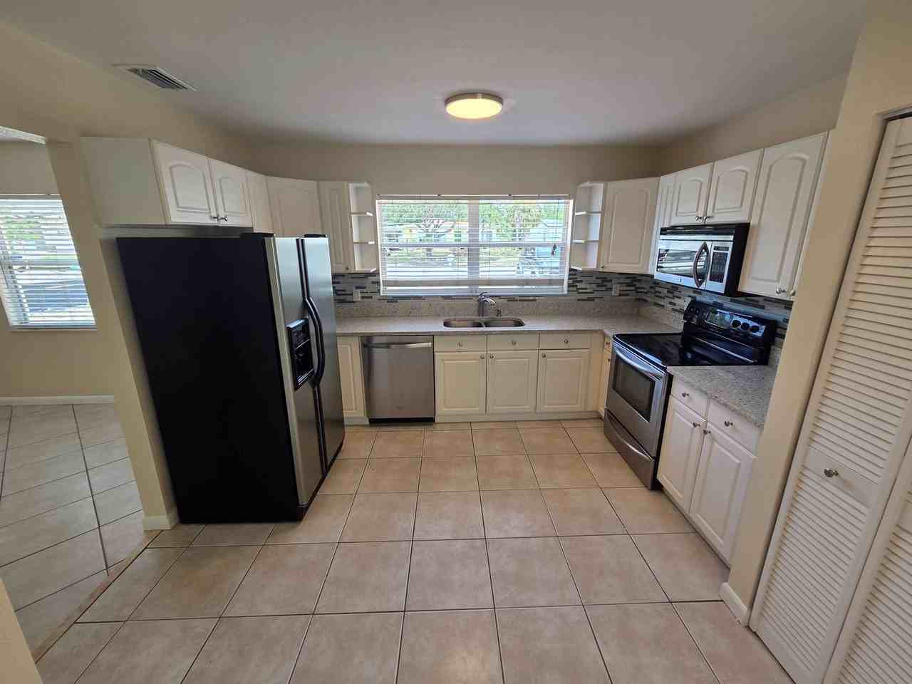2910 W Pearl Ave - Photo 3 of 21