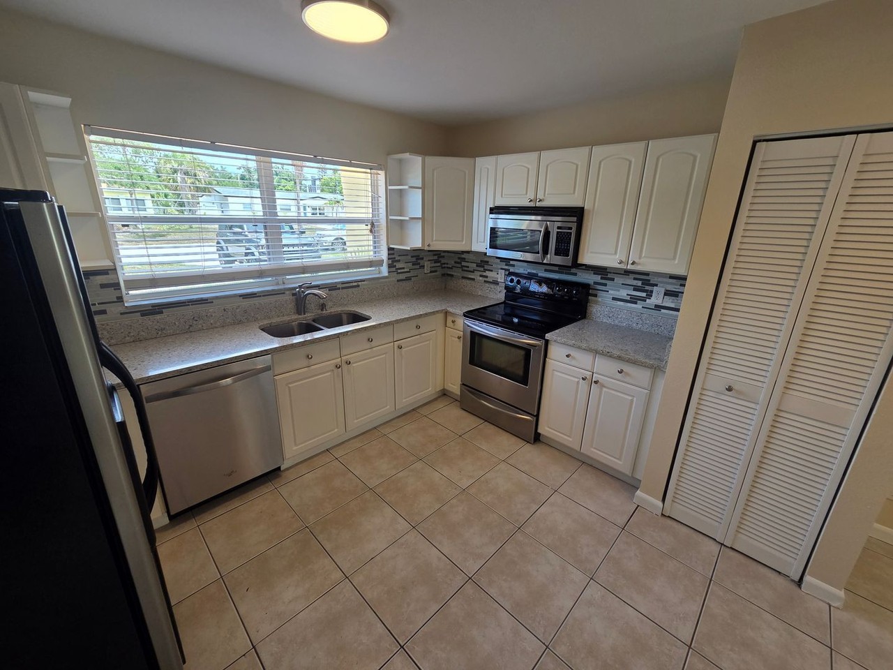2910 W Pearl Ave - Photo 5 of 21