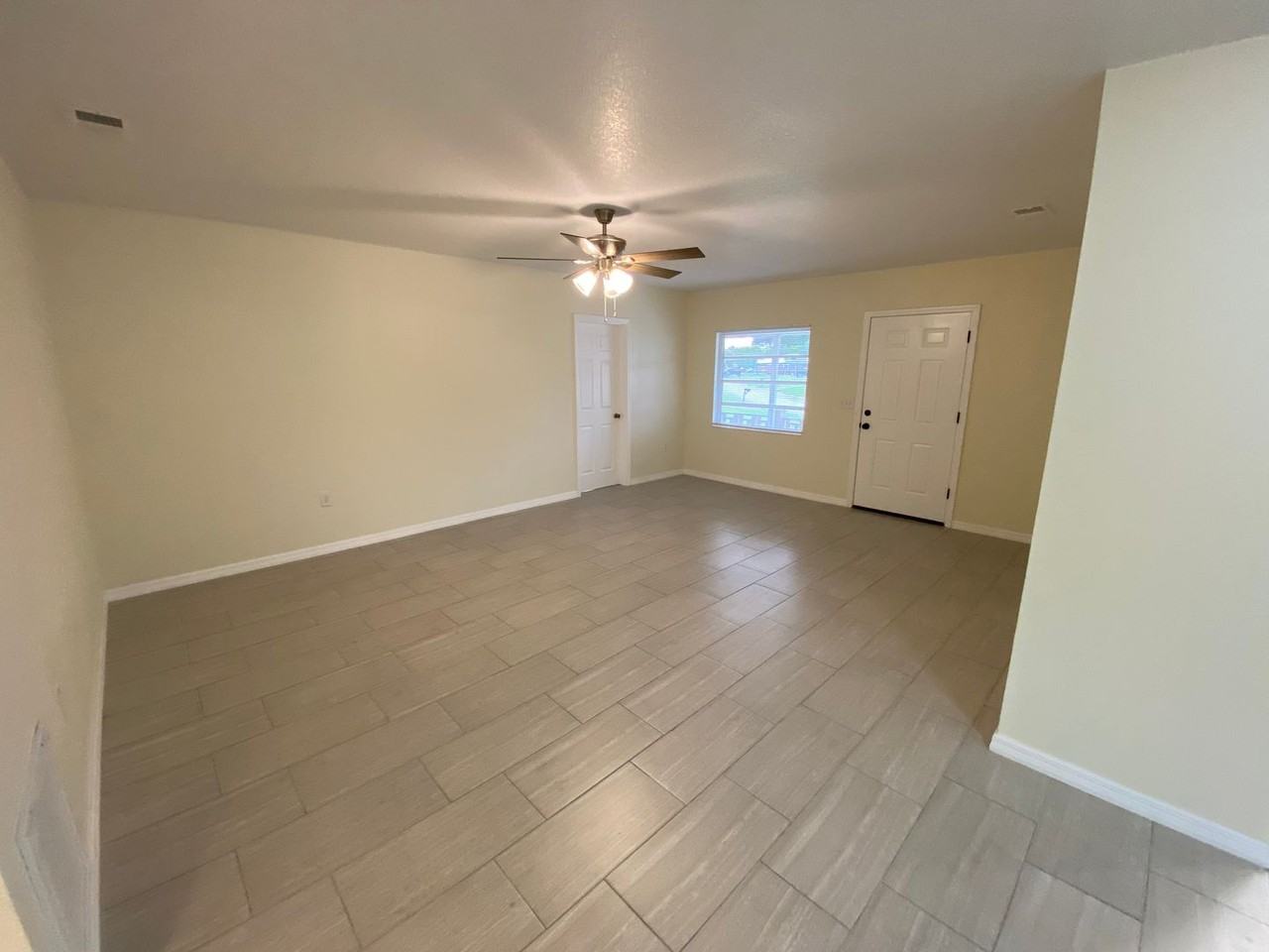 640 Poinsettia Dr - Photo 5 of 17