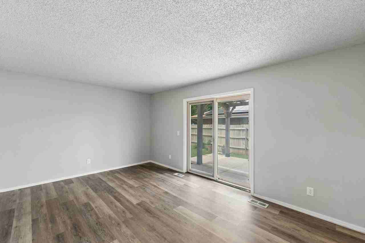 101 Oakside Dr - Photo 2 of 14