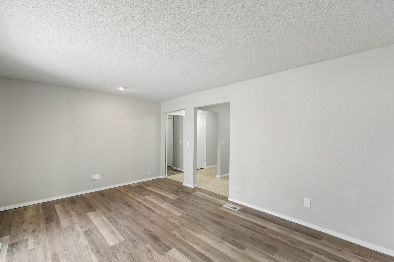 101 Oakside Dr - Photo 3 of 14