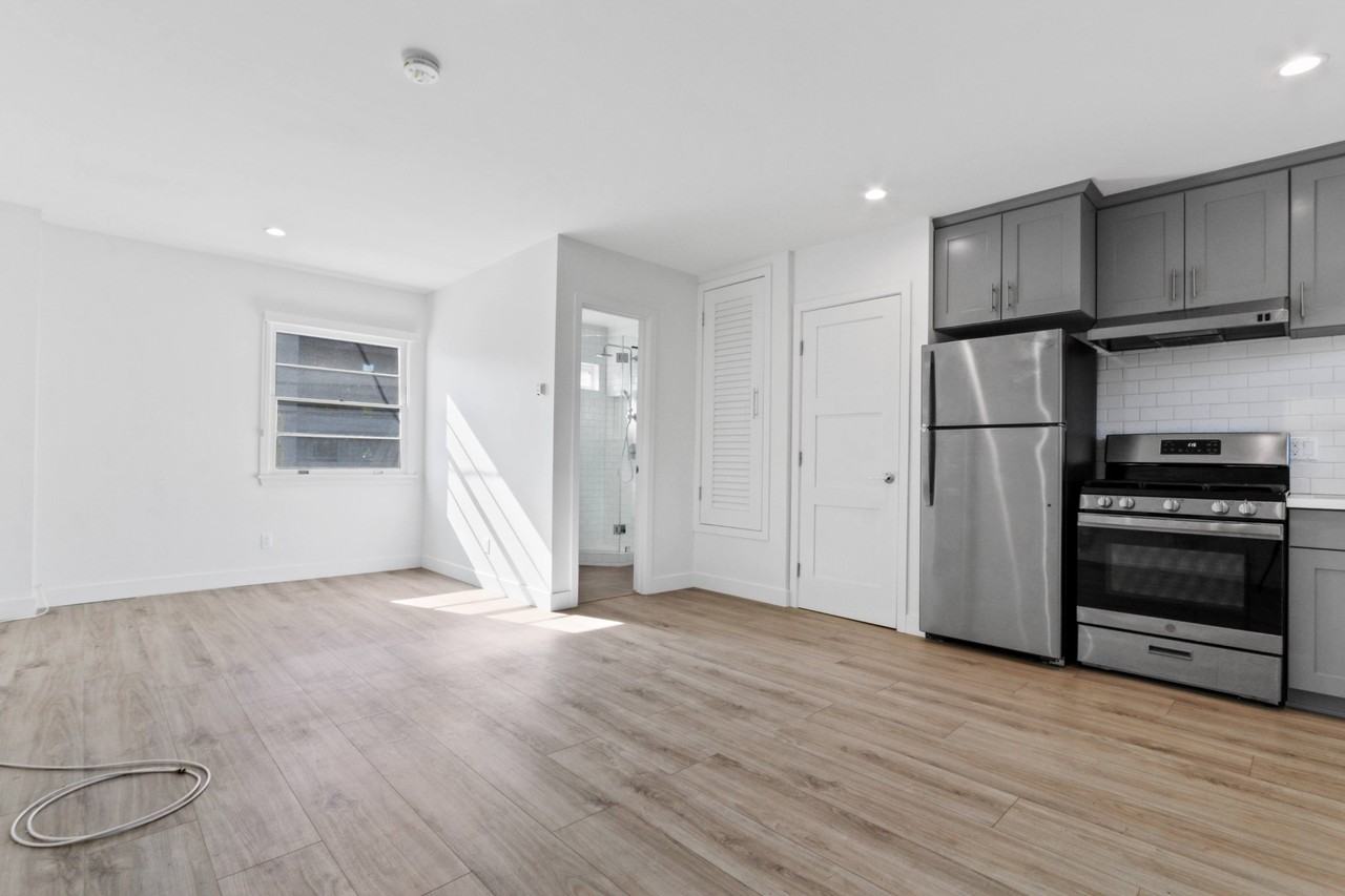 814-818 2nd Street - Photo 2 of 9