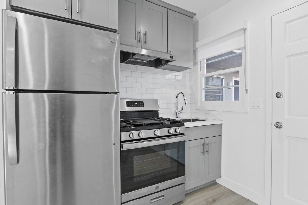 814-818 2nd Street - Photo 3 of 9