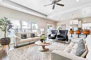 2035 E Oakcrest Dr - Photo 1 of 1